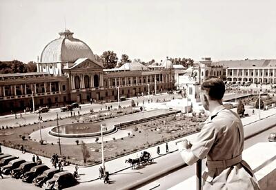 افسر آمریکایی یا انگلیسی در زمان اشغال ایران بالای عمارت بلدیه 1322(عکس)