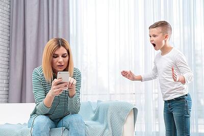 تاثیر استفاده بیش از حد والدین از تلفن بر فرزندانشان