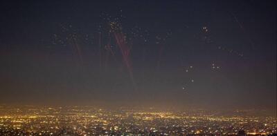 نگاهی به نور‌های قرمز رنگ پدافندی در طول جنگ تحمیلی ۱۲ روزه/ گلوله‌های انفجاری قرمز رنگ مربوط به کدام سامانه پدافندی هستند؟