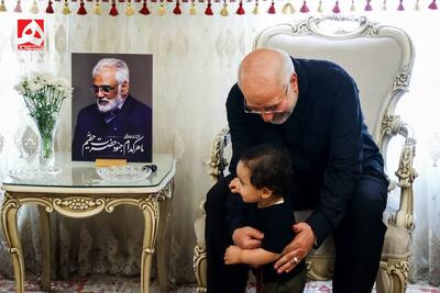 عکس/ حضور قالیباف در منزل شهید طهرانچی