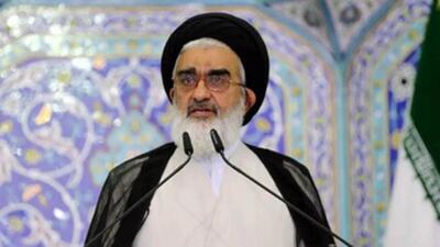 امام جمعه قم: نباید فریب لبخندهای دیپلماتیک دشمنان را خورد / شعار «مرگ بر آمریکا» همچنان از زبان مردم نمی‌افتد