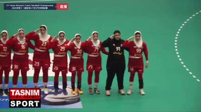 سلام نظامی دختران هندبالیست ایران پیش از بازی با ژاپن در مسابقات قهرمانی آسیا + فیلم