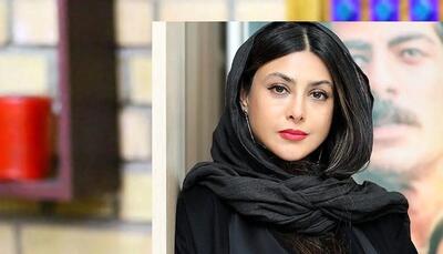 ژست و استایل هنری آزاده صمدی در یک گالری