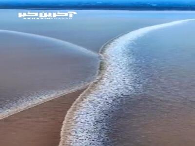 لحظه‌ی زیبای برخورد دو موج دریا به همدیگر