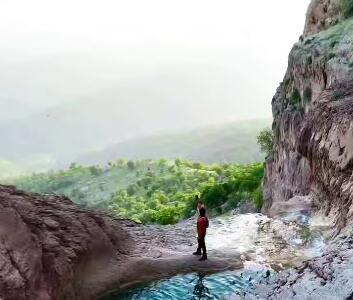 آبشار بکر گهر دالو در دل طبیعت زیبای بخش پاپی لرستان