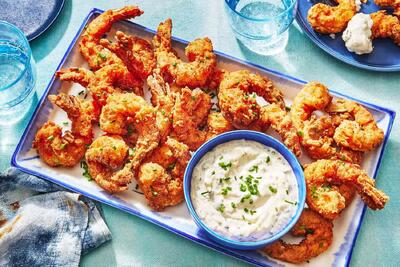 طرز تهیه میگو سوخاری با سس تارتار خانگی (فیلم)