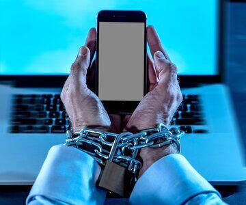 انتقد شدید روزنامه اصولگرا از جریان به ظاهر مذهبی و انقلابی: با نفوذ در حلقه تصمیم‌گیری برای فضای مجازی، آن را نابود کرد