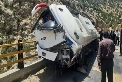 جزئیات واژگونی اتوبوس در مسیر اوز به شیراز/ پلیس راه: این حادثه منجر به فوت ۲۱ نفر و مجروح شدن ۲۶ تن شده/ در بررسی‌های اولیه مشخص شده که اتوبوس در مسیر سرازیری با پیچ‌های تند متوالی مواجه بوده و در برخورد با نیوجرسی‌های جاده، واژگون می‌شود