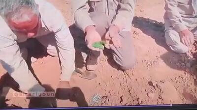 لحظۀ پیداشدن پیکر یک شهید دانش‌آموز بعد از ۴۳ سال