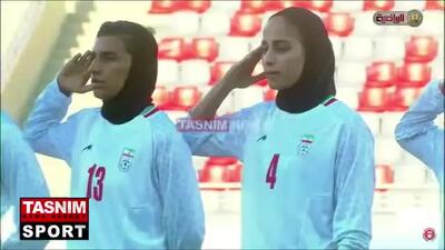 سلام نظامی بانوان فوتبالیست ایران قبل از شروع دیدار مقابل اردن در مقدماتی جام ملت‌های آسیا