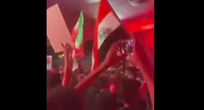 رجزخوانی عراقی‌ها با پرچم ایران و سلاح در دست | جهان نیوز