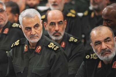 عکس/ دیدار سردار سلیمانی با یکی از فرماندهان ارتش پاکستان در دهه ۶۰