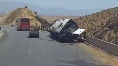 واژگونی مرگبار اتوبوس در محور فیروزآباد–کوار/ افزایش تعداد کشته‌ها به ۱۵ نفر