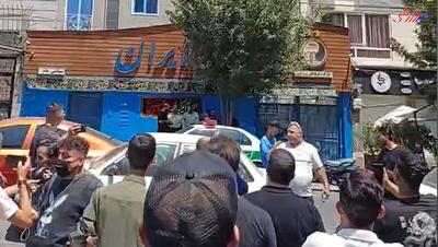 شعار هواداران استقلال؛ سخنگوی دو زاری نمی‌خوایم، نمی‌خوایم! +فیلم - پارس فوتبال