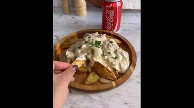 طرز تهیه سیب‌زمینی تنوری ترد و خوشمزه با سس قارچ (فیلم)