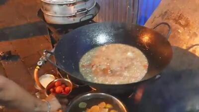 پخت خرچنگ در برگ موز در جاکارتا؛ غذای خیابانی اندونزیایی خاص + ویدئو