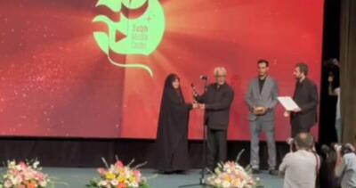 درویش، دو تندیس سینمایی خود را به سحر امامی اهدا کرد