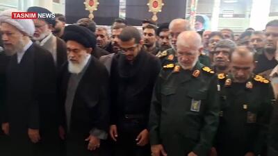 اقامه نماز بر پیکر شهید غیب‌پرور در شاهچراغ
