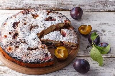 طرز تهیه کیک آلو سیاه راحت و خوشمزه با بافتی نرم