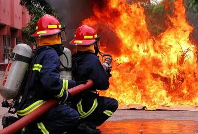 حریق گسترده در کارگاه فرآورده‌های نفتی اصفهان مهار شد