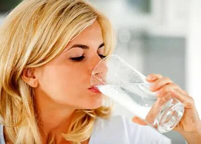 قبل از نوشیدن مایعات کمی نمک به آنها اضافه کنید تا از گرمازدگی با این شدت در امان بمانید