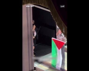 نمایش پرچم فلسطین در اپرا توسط یک بازیگر + ویدئو | تلاش عوامل پشت صحنه برای جلوگیری از نمایش پرچم