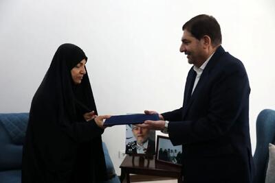 دیدار مخبر با خانواده شهید فریدون عباسی به نمایندگی از رهبری