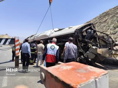 ۲۱ مصدوم حادثه اتوبوس فیروزآباد-کوار تحت درمان هستند