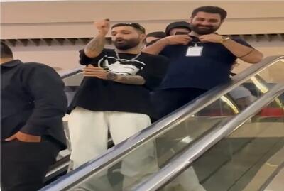 آواز شاد؛ پسر شنگول یجور رو پله برقی آسه آسه میرقصه حض میکنن همه