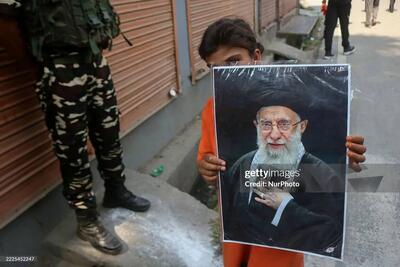 عکس/ فروش تصاویر رهبر انقلاب در کشمیر | اقتصاد24