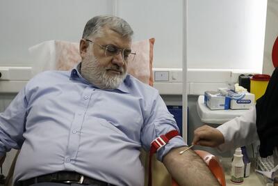استاندار تهران با اهدای خون به پویش «مهر حسینی» پیوست