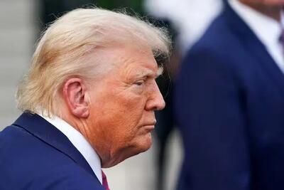 پوستر جدید کاخ سفید با جمله جنجالی ترامپ: «دنبال شکار من بودند، حالا من شکارچی‌ام»