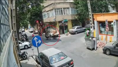تصادف مهیب موتورسیکلت با پژو ۲۰۶ در محله سلیمانی تهران (فیلم)