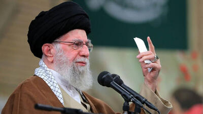 فیلم / رهبر انقلاب: جنگ که شد  نزدیک فرودگاه بودم /  وقتی هر 6 محافظم رو مرخص کردم  بروند طفلک‎‌ها گریه کردند
