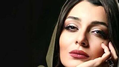 عکس ها / نگاهی به خانه پُر از عتیقه جات ساره بیات / از آینه کنده کاری شده با کاسه بشقاب گران قیمت و قدیمی
